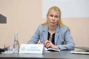 Начальниця одеської міграційної служби ховає майно на синів і допомагає чоловікові уникати мобілізації Начальниця одеської міграційної служби ховає майно на синів і допомагає чоловікові уникати мобілізації