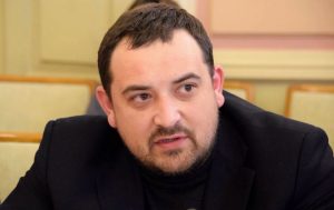 Нардеп на хабарі півмільйона просуває “реформи” в аптеках, маючи власну мережу, де продавали наркотики без рецептів: конфлікт інтересів Кузьміниха