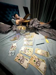 В Одесі закрили справу проти волонтера Фоміна, який танцював з грошима в спідній білизні