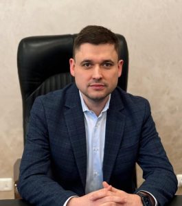 Деклараційні контрасти: дружина очільника податкової Київщини заробляє у сім разів більше за чоловіка