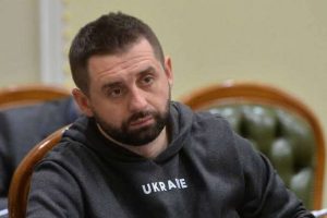 Імунітет для своїх: чому Офіс генпрокурора на чолі з Ковальським заблокував розслідування проти Давида Арахамії через «зарплати в конвертах»